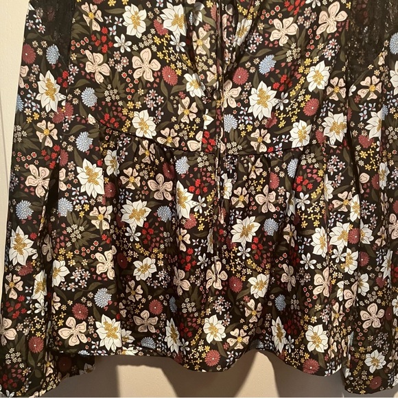 BCBGeneration Black and Floral Bell Sleeve Blouse Size M - Picture 10 of 10
